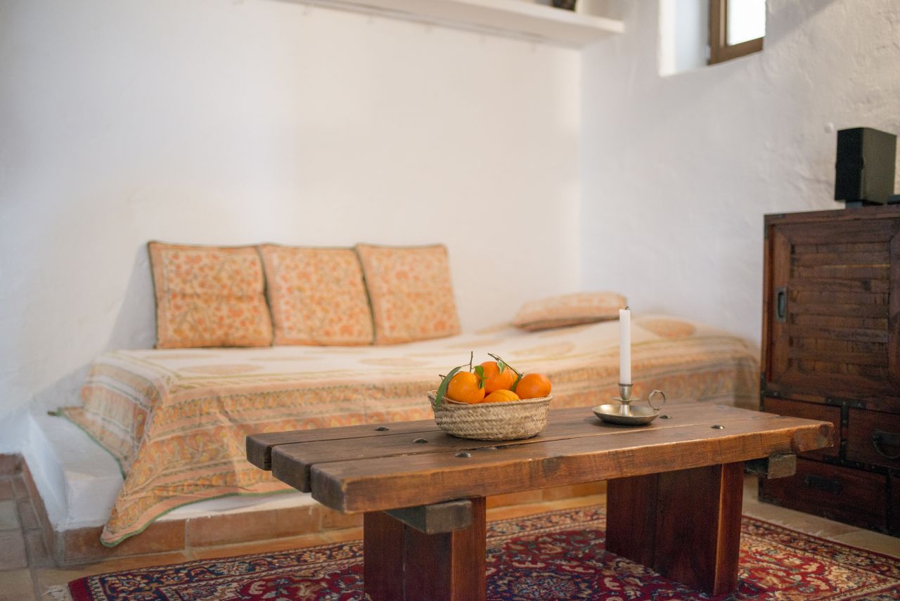 Alquiler anual / largo plazo. Antigua encantadora finca ibicenca con piscina y casas de huéspedes cerca de San Rafael, en la isla de Ibiza.