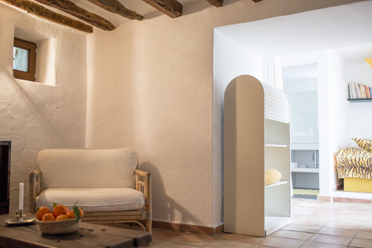 Alquiler anual / largo plazo. Antigua encantadora finca ibicenca con piscina y casas de huéspedes cerca de San Rafael, en la isla de Ibiza.