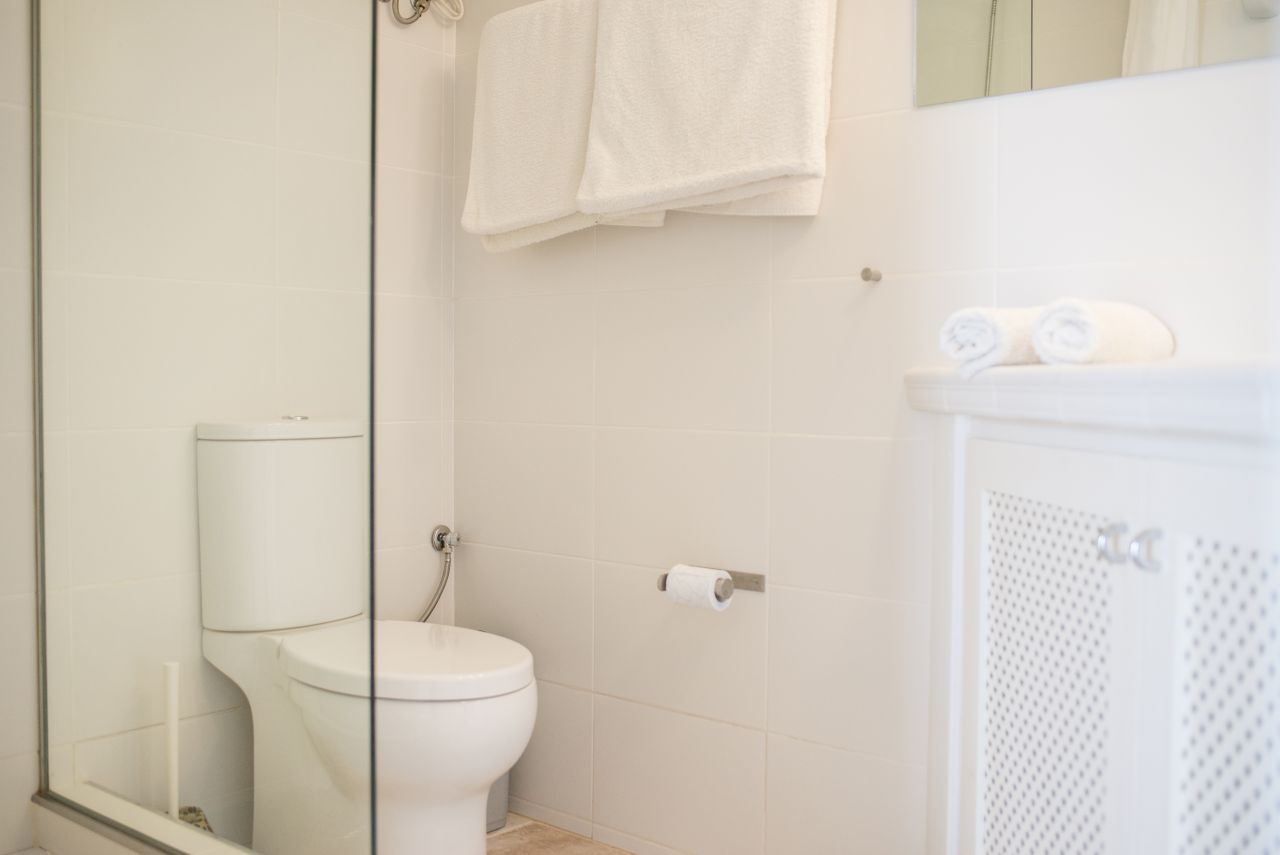 Alquiler anual / largo plazo. Antigua encantadora finca ibicenca con piscina y casas de huéspedes cerca de San Rafael, en la isla de Ibiza.