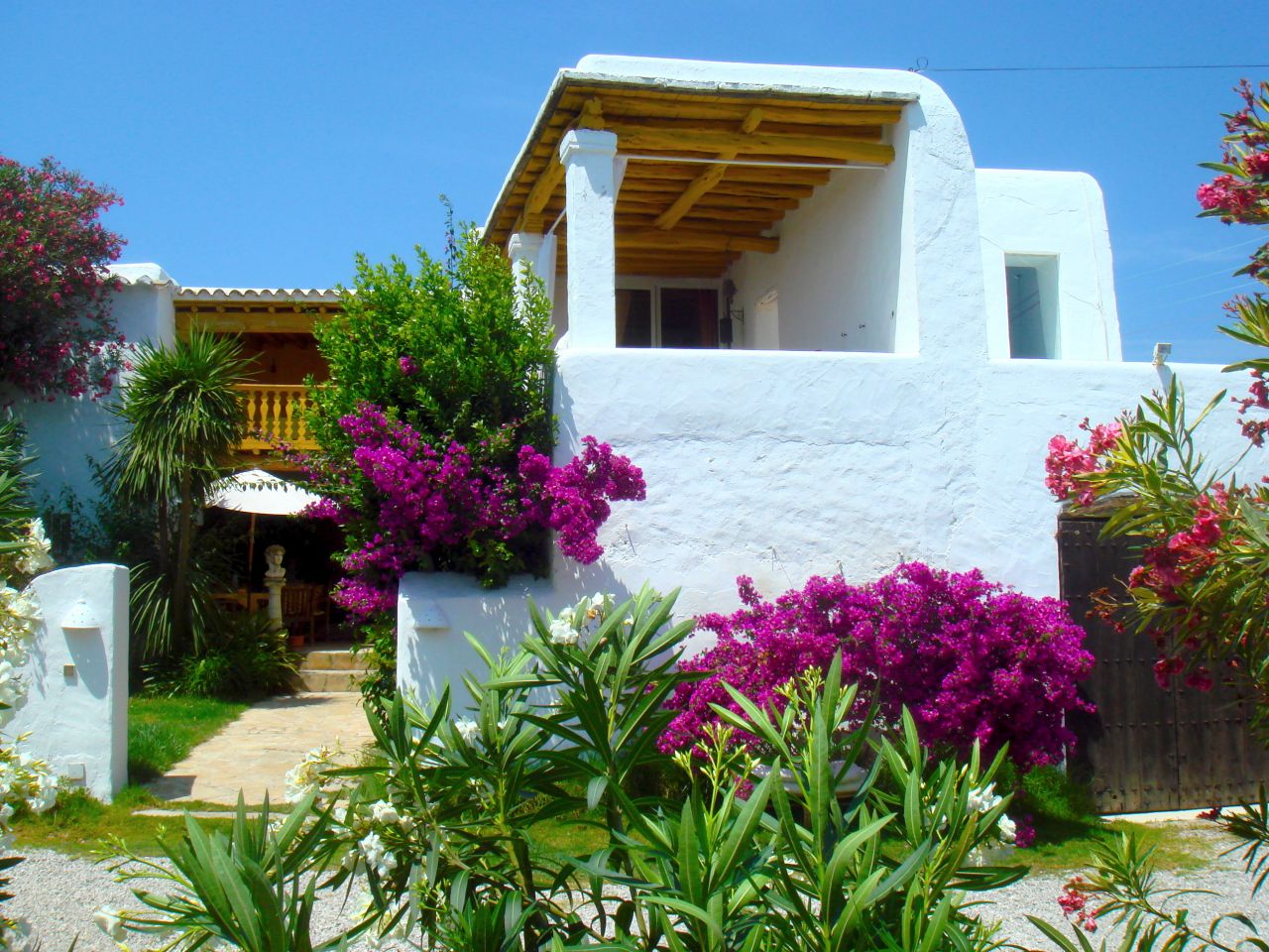 San Rafael: Alquiler anual / largo plazo. Antigua encantadora finca ibicenca con piscina y casas de huéspedes cerca de San Rafael, en la isla de Ibiza. 