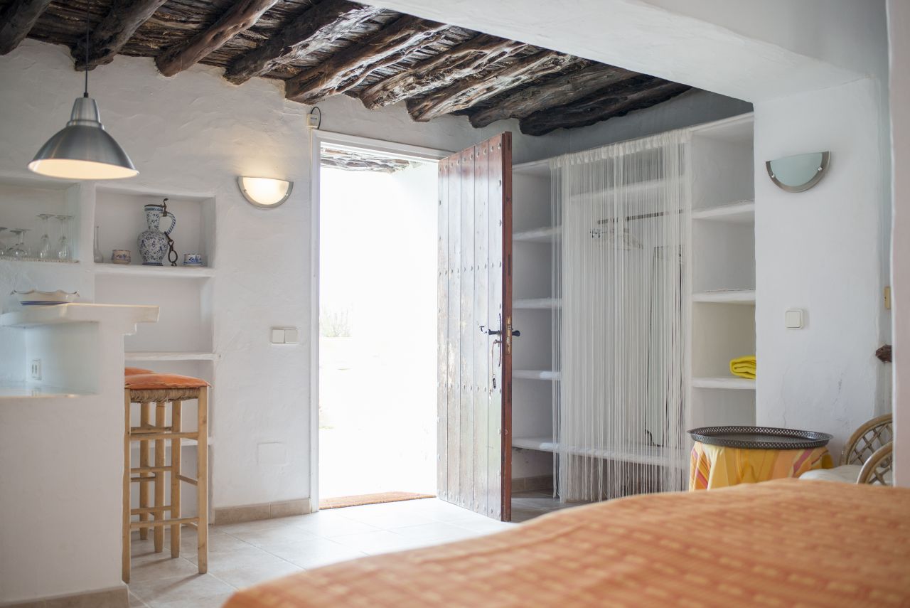 Alquiler anual / largo plazo. Antigua encantadora finca ibicenca con piscina y casas de huéspedes cerca de San Rafael, en la isla de Ibiza.