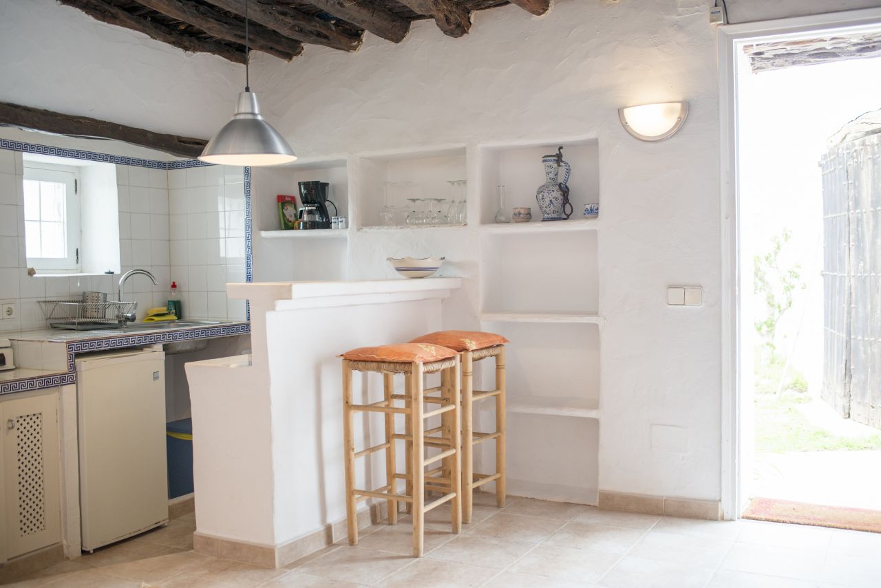 Alquiler anual / largo plazo. Antigua encantadora finca ibicenca con piscina y casas de huéspedes cerca de San Rafael, en la isla de Ibiza.