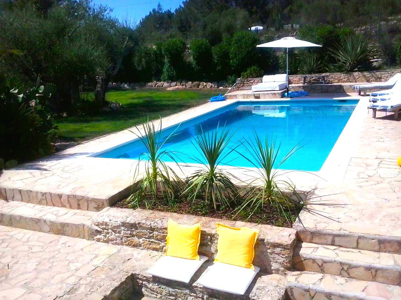 Alquiler anual / largo plazo. Antigua encantadora finca ibicenca con piscina y casas de huéspedes cerca de San Rafael, en la isla de Ibiza.