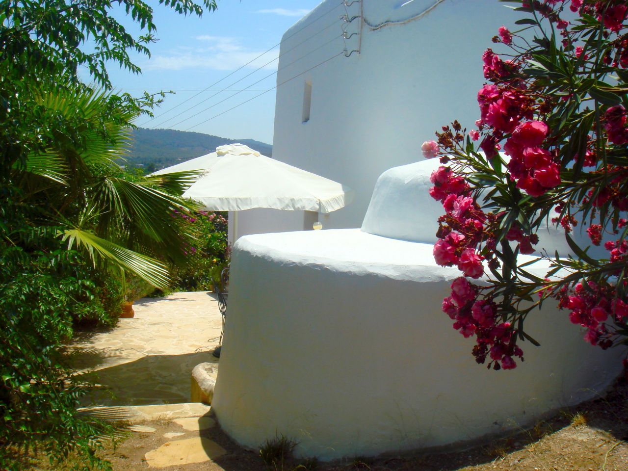 Alquiler anual / largo plazo. Antigua encantadora finca ibicenca con piscina y casas de huéspedes cerca de San Rafael, en la isla de Ibiza.