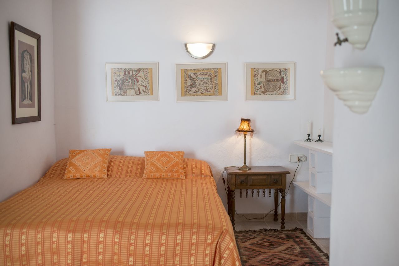 Alquiler anual / largo plazo. Antigua encantadora finca ibicenca con piscina y casas de huéspedes cerca de San Rafael, en la isla de Ibiza.