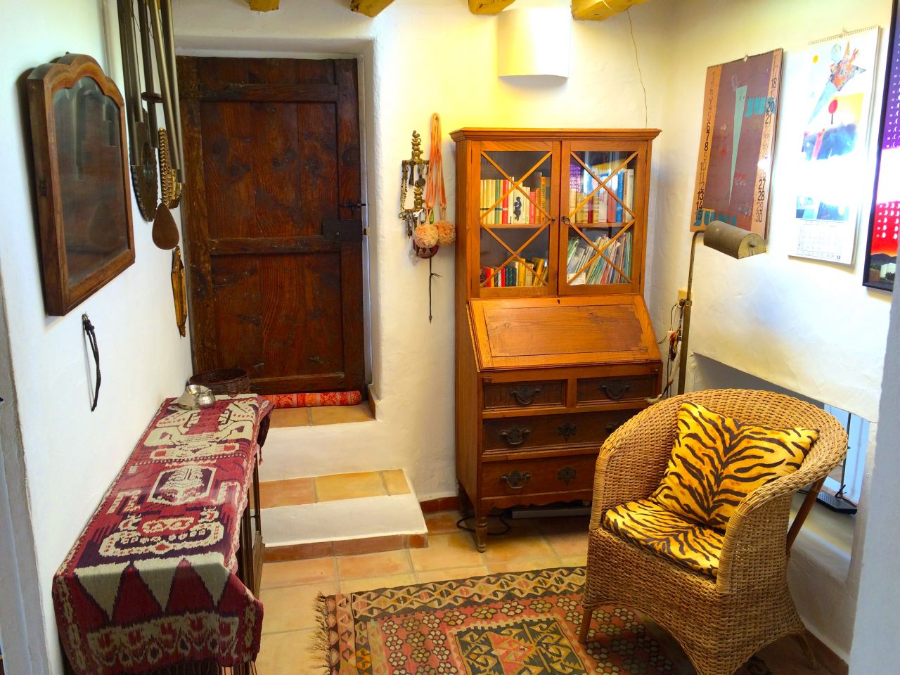 Alquiler anual / largo plazo. Antigua encantadora finca ibicenca con piscina y casas de huéspedes cerca de San Rafael, en la isla de Ibiza.