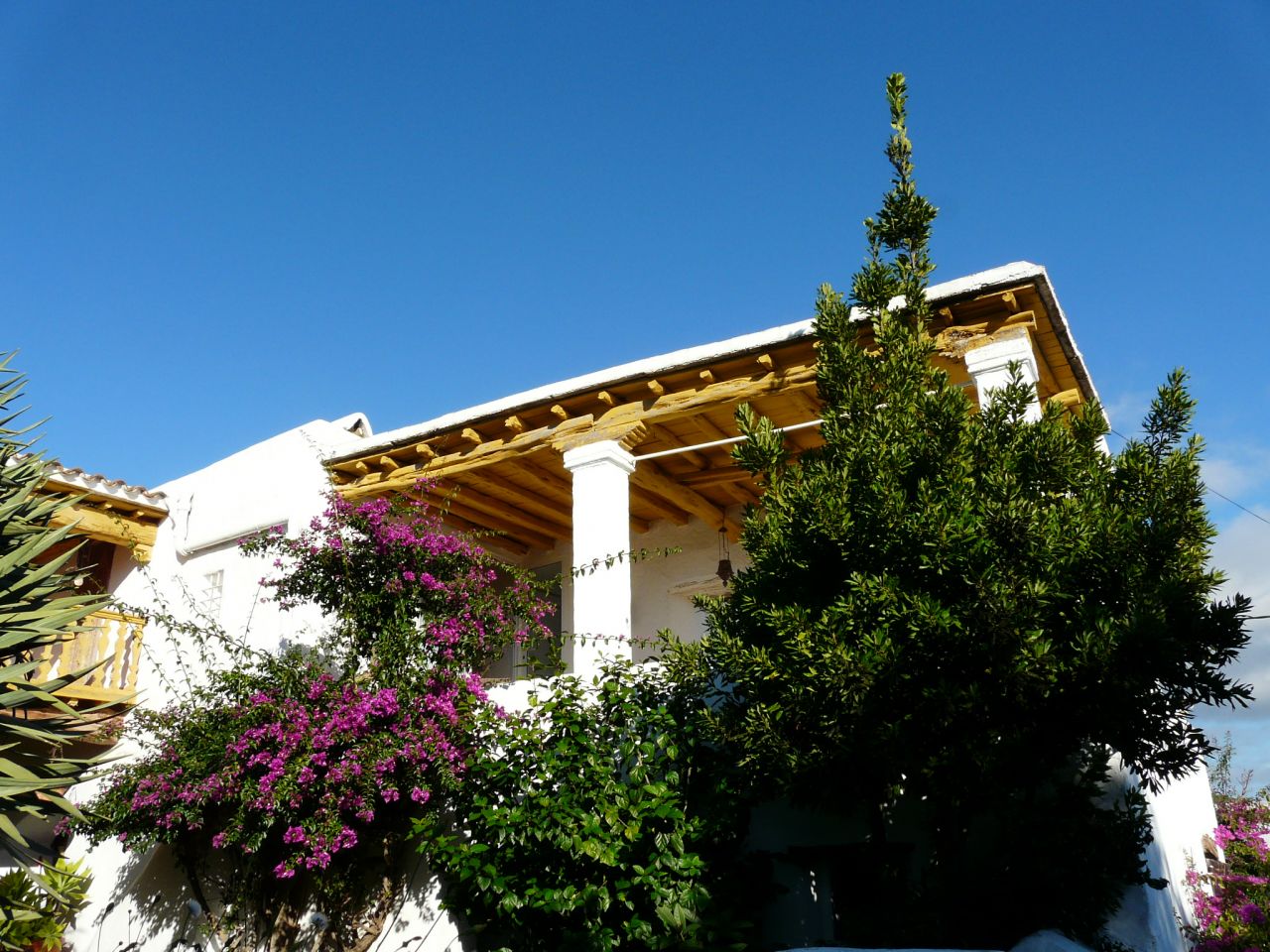 Alquiler anual / largo plazo. Antigua encantadora finca ibicenca con piscina y casas de huéspedes cerca de San Rafael, en la isla de Ibiza.