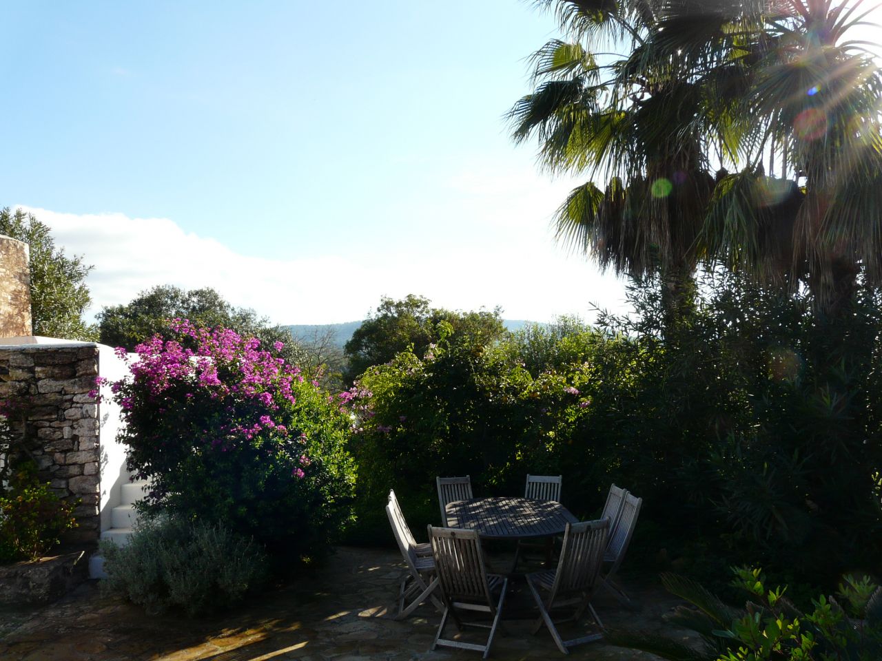 Alquiler anual / largo plazo. Antigua encantadora finca ibicenca con piscina y casas de huéspedes cerca de San Rafael, en la isla de Ibiza.
