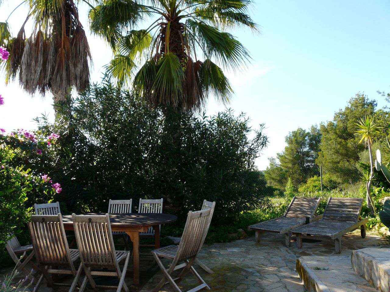 Alquiler anual / largo plazo. Antigua encantadora finca ibicenca con piscina y casas de huéspedes cerca de San Rafael, en la isla de Ibiza.