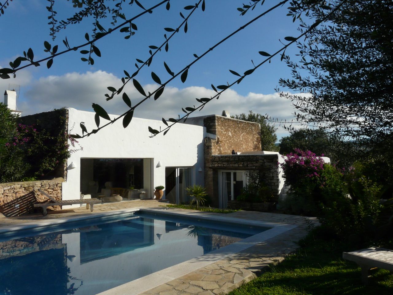 Alquiler anual / largo plazo. Antigua encantadora finca ibicenca con piscina y casas de huéspedes cerca de San Rafael, en la isla de Ibiza.