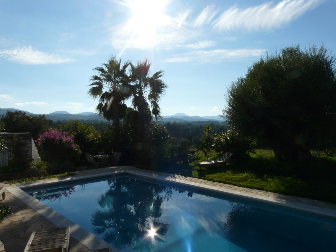 Alquiler anual / largo plazo. Antigua encantadora finca ibicenca con piscina y casas de huéspedes cerca de San Rafael, en la isla de Ibiza.
