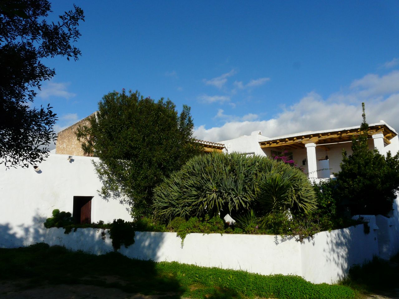 Alquiler anual / largo plazo. Antigua encantadora finca ibicenca con piscina y casas de huéspedes cerca de San Rafael, en la isla de Ibiza.