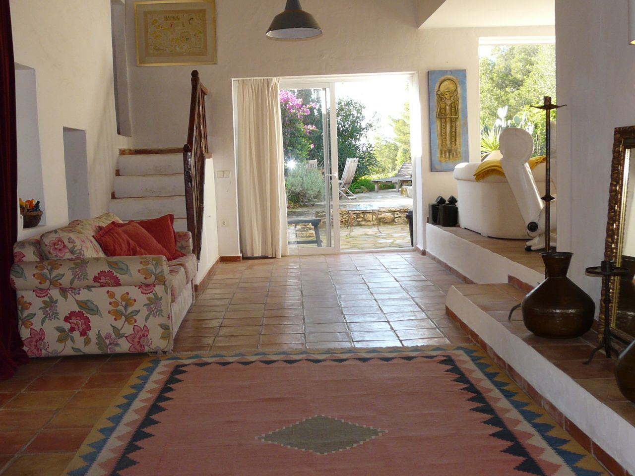 Alquiler anual / largo plazo. Antigua encantadora finca ibicenca con piscina y casas de huéspedes cerca de San Rafael, en la isla de Ibiza.