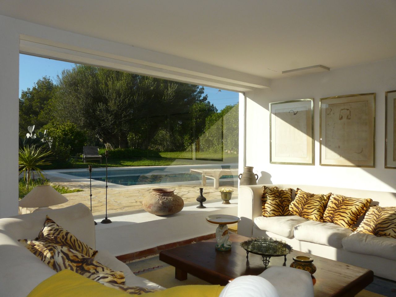 Alquiler anual / largo plazo. Antigua encantadora finca ibicenca con piscina y casas de huéspedes cerca de San Rafael, en la isla de Ibiza.