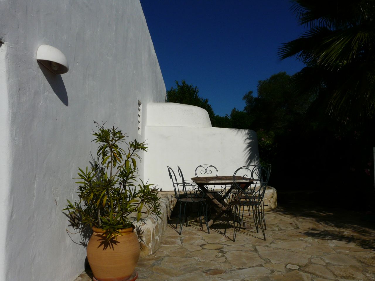 Alquiler anual / largo plazo. Antigua encantadora finca ibicenca con piscina y casas de huéspedes cerca de San Rafael, en la isla de Ibiza.