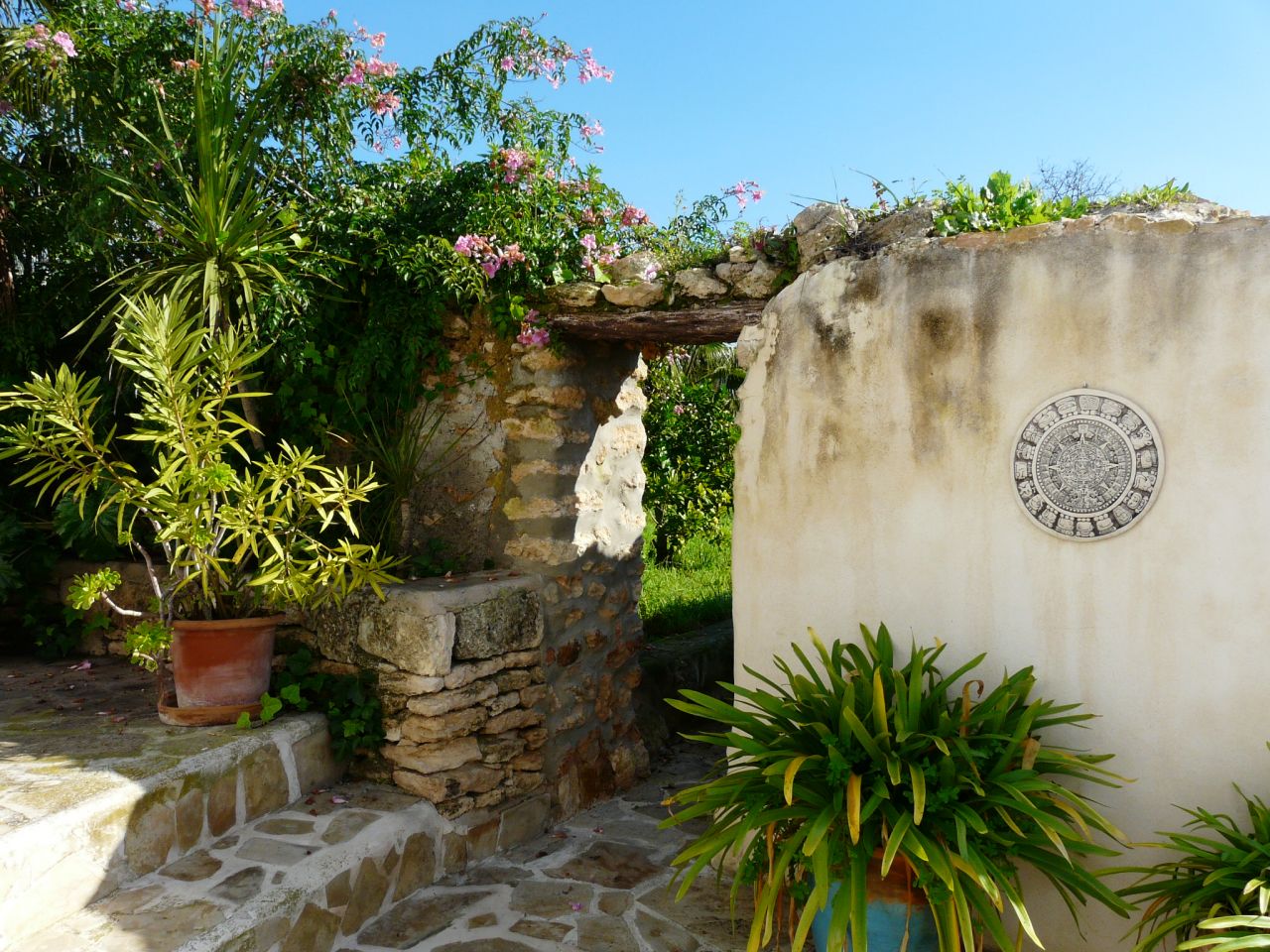 Alquiler anual / largo plazo. Antigua encantadora finca ibicenca con piscina y casas de huéspedes cerca de San Rafael, en la isla de Ibiza.