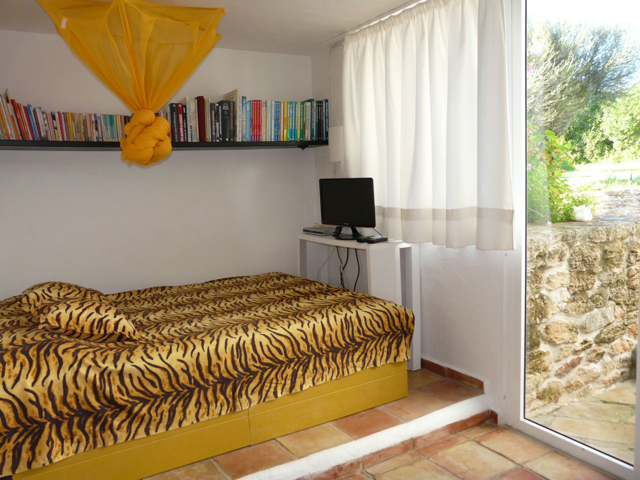 Alquiler anual / largo plazo. Antigua encantadora finca ibicenca con piscina y casas de huéspedes cerca de San Rafael, en la isla de Ibiza.