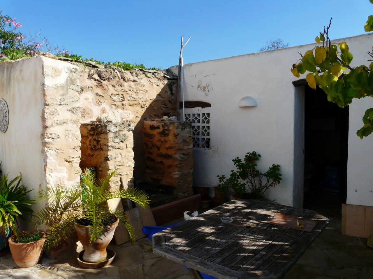 Alquiler anual / largo plazo. Antigua encantadora finca ibicenca con piscina y casas de huéspedes cerca de San Rafael, en la isla de Ibiza.