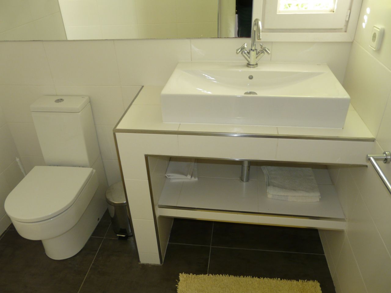 Alquiler anual / largo plazo. Antigua encantadora finca ibicenca con piscina y casas de huéspedes cerca de San Rafael, en la isla de Ibiza.