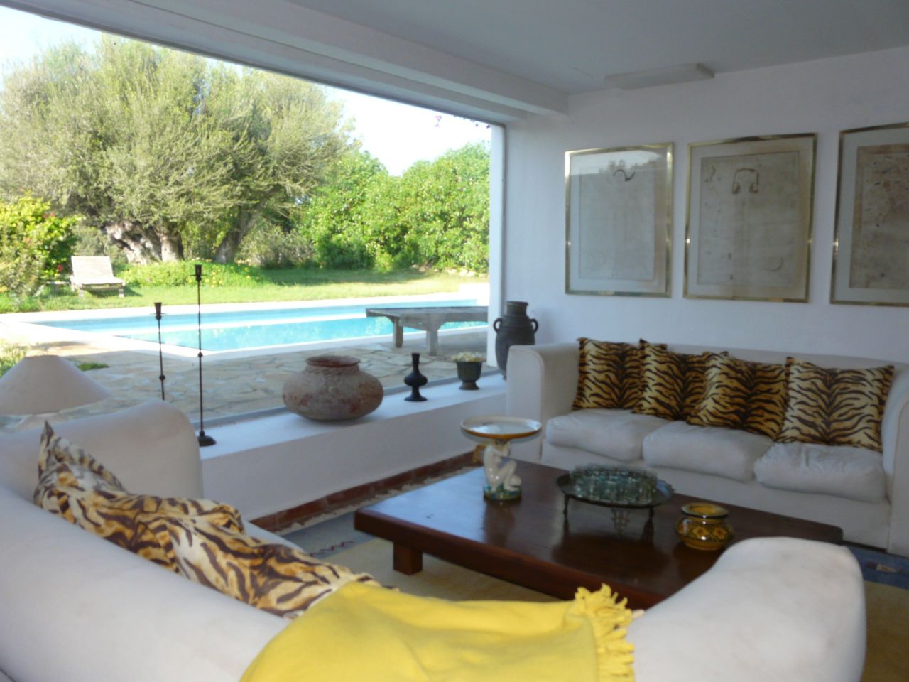 Alquiler anual / largo plazo. Antigua encantadora finca ibicenca con piscina y casas de huéspedes cerca de San Rafael, en la isla de Ibiza.