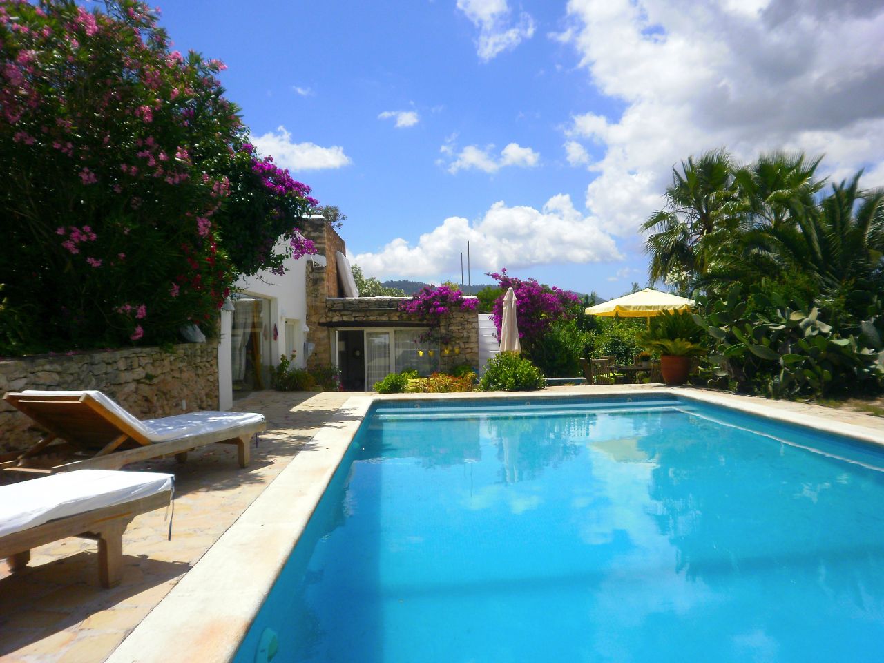 Alquiler anual / largo plazo. Antigua encantadora finca ibicenca con piscina y casas de huéspedes cerca de San Rafael, en la isla de Ibiza.