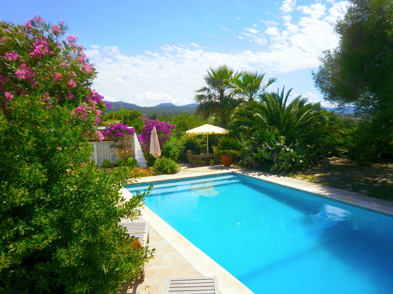 Alquiler anual / largo plazo. Antigua encantadora finca ibicenca con piscina y casas de huéspedes cerca de San Rafael, en la isla de Ibiza.