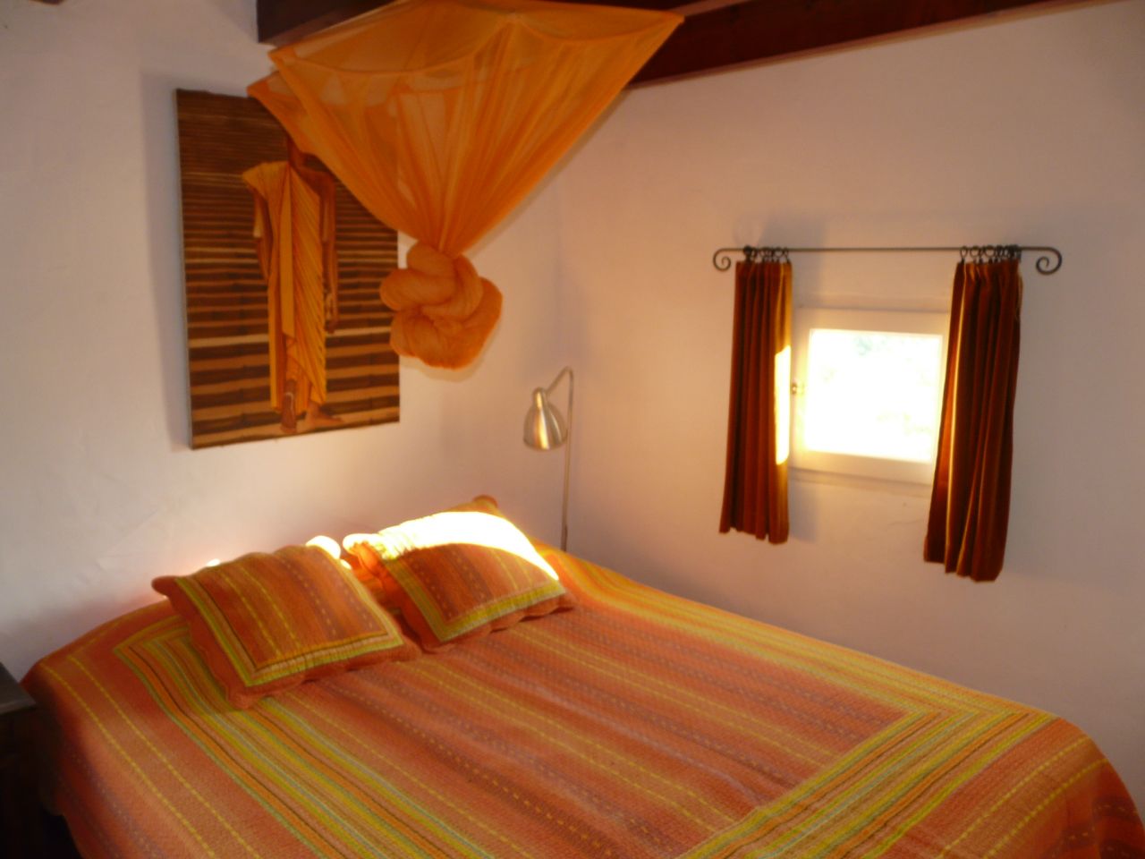 Alquiler anual / largo plazo. Antigua encantadora finca ibicenca con piscina y casas de huéspedes cerca de San Rafael, en la isla de Ibiza.