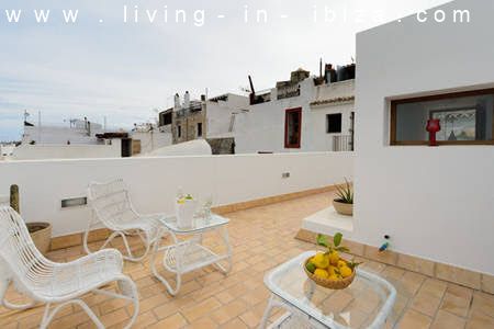 Pintoresco, renovado piso de tres plantas en la Marina de Ibiza, vistas al mar, alquiler anual / 12 meses, amplia terraza