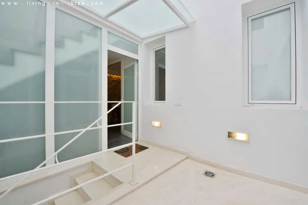 Pintoresco, renovado piso de tres plantas en la Marina de Ibiza, vistas al mar, alquiler anual / 12 meses, amplia terraza