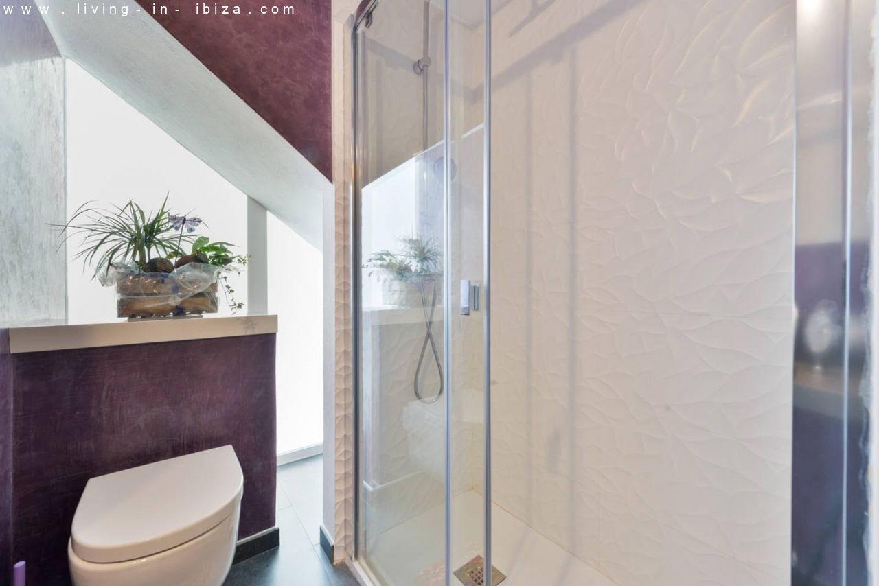 Pintoresco, renovado piso de tres plantas en la Marina de Ibiza, vistas al mar, alquiler anual / 12 meses, amplia terraza