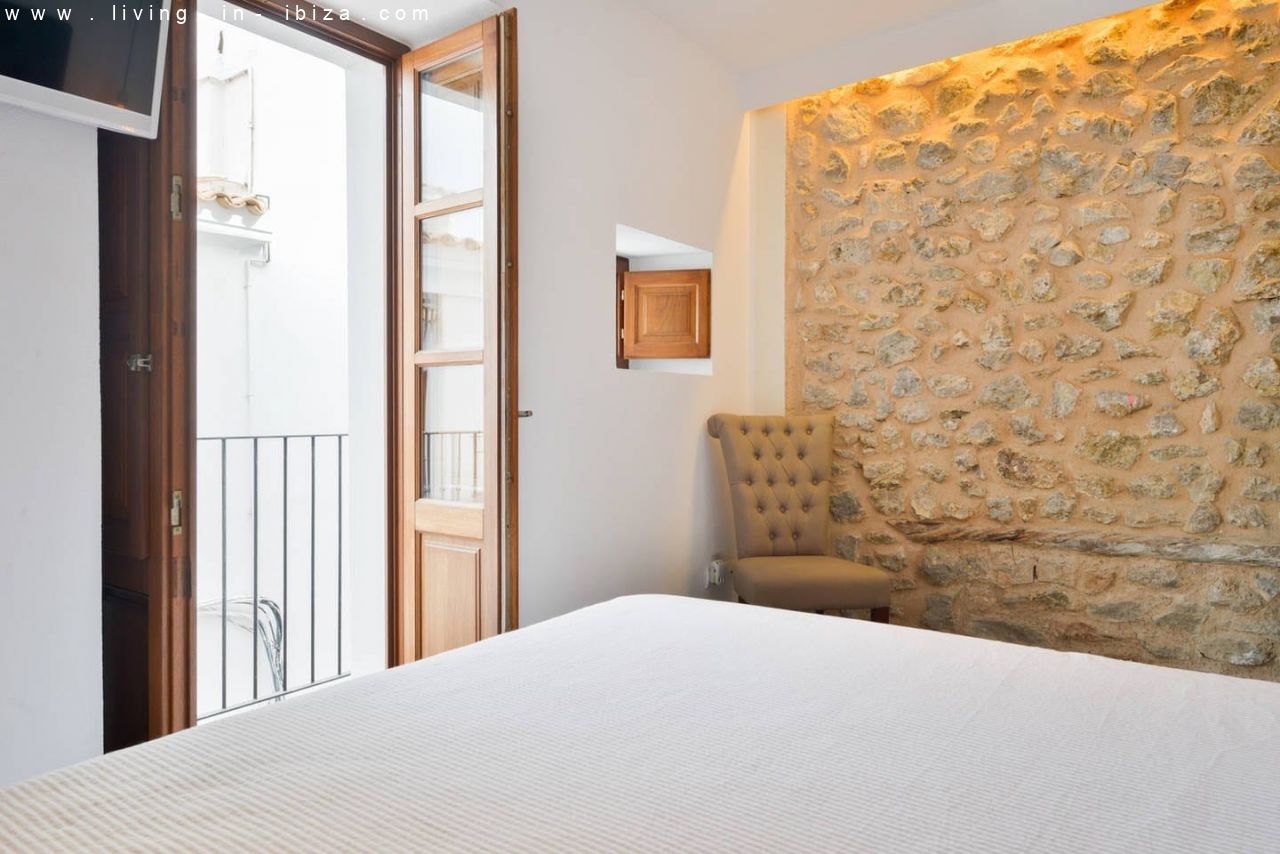 Pintoresco, renovado piso de tres plantas en la Marina de Ibiza, vistas al mar, alquiler anual / 12 meses, amplia terraza