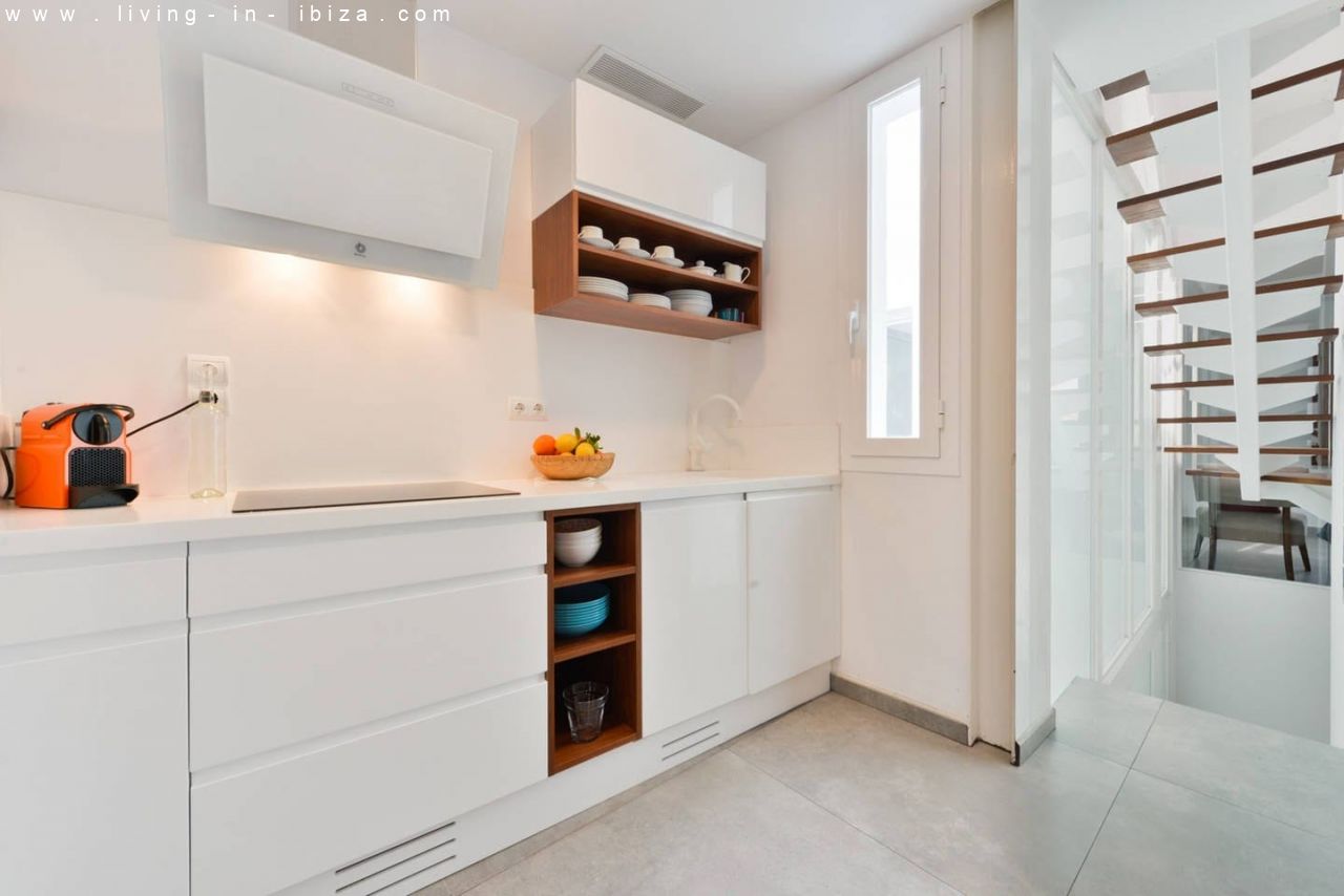 Pintoresco, renovado piso de tres plantas en la Marina de Ibiza, vistas al mar, alquiler anual / 12 meses, amplia terraza