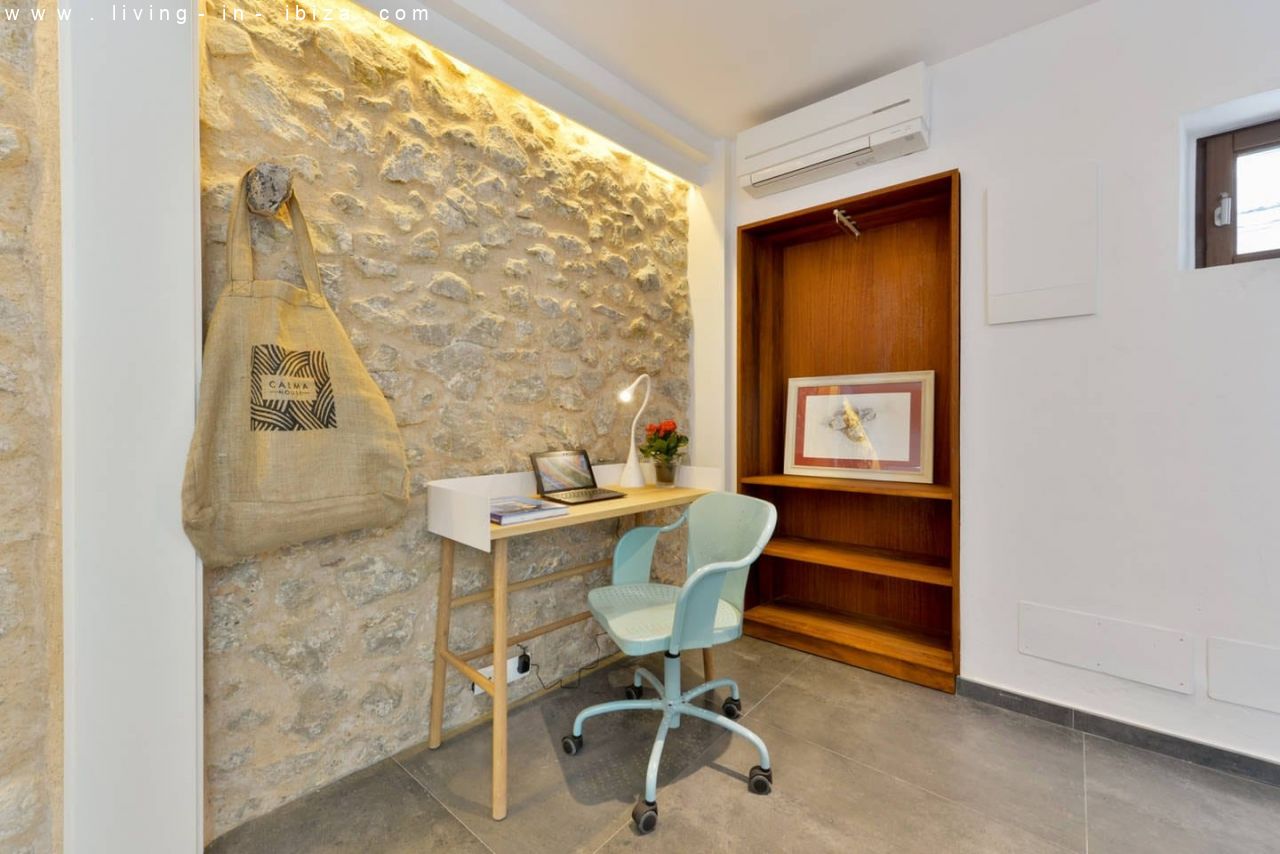 Pintoresco, renovado piso de tres plantas en la Marina de Ibiza, vistas al mar, alquiler anual / 12 meses, amplia terraza