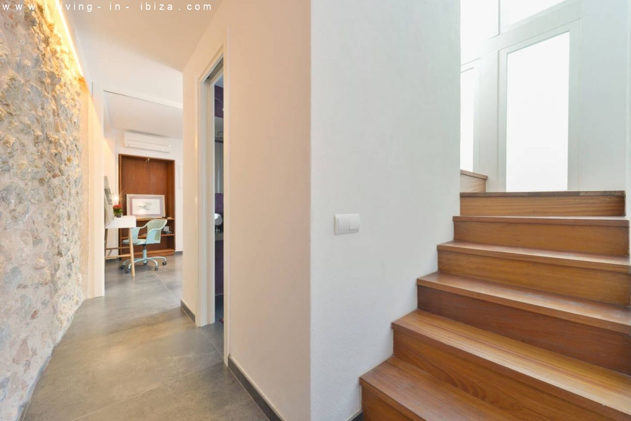 Pintoresco, renovado piso de tres plantas en la Marina de Ibiza, vistas al mar, alquiler anual / 12 meses, amplia terraza