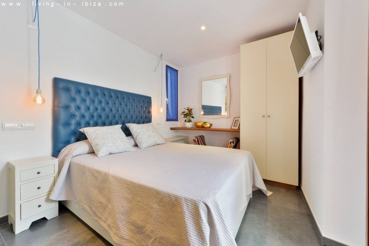 Pintoresco, renovado piso de tres plantas en la Marina de Ibiza, vistas al mar, alquiler anual / 12 meses, amplia terraza