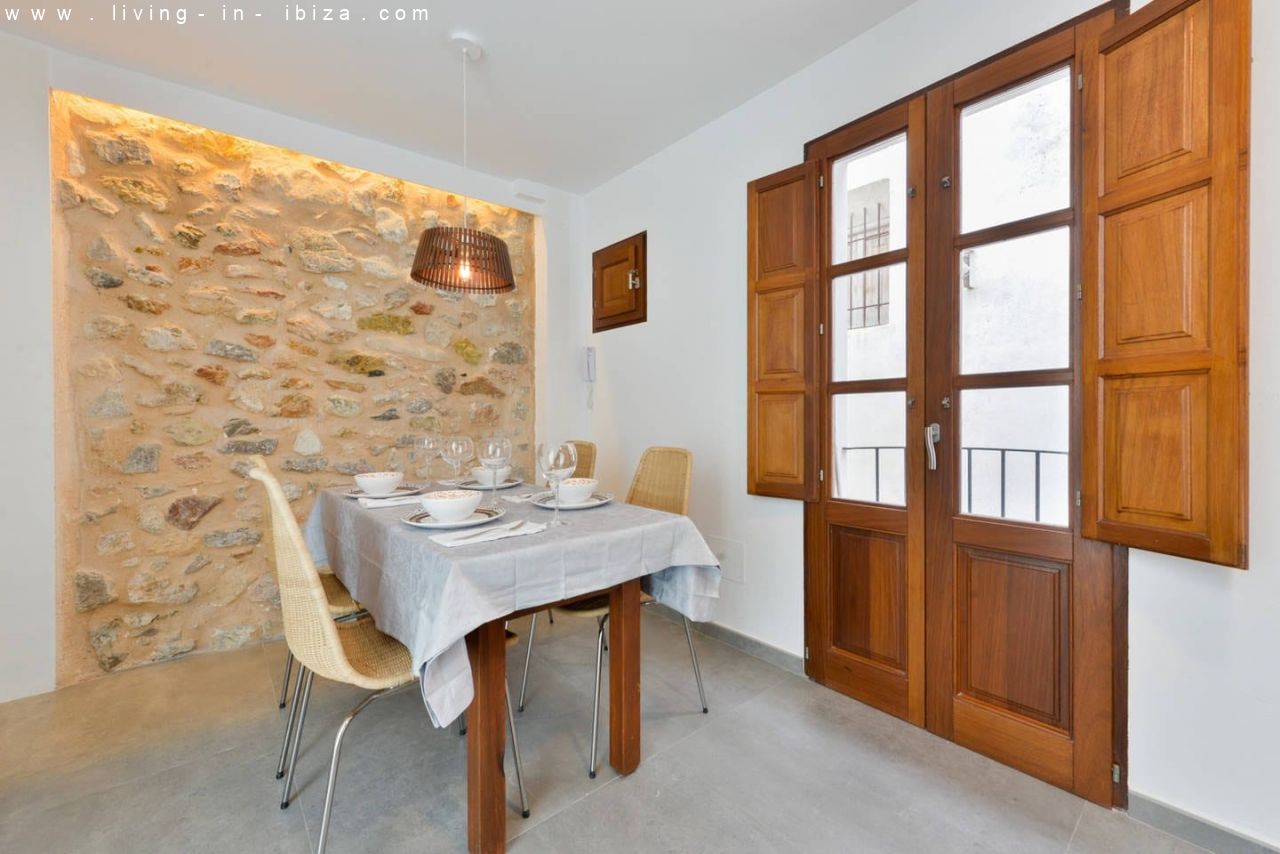 Pintoresco, renovado piso de tres plantas en la Marina de Ibiza, vistas al mar, alquiler anual / 12 meses, amplia terraza