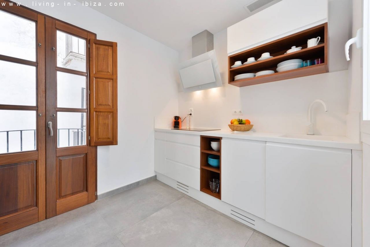 Pintoresco, renovado piso de tres plantas en la Marina de Ibiza, vistas al mar, alquiler anual / 12 meses, amplia terraza