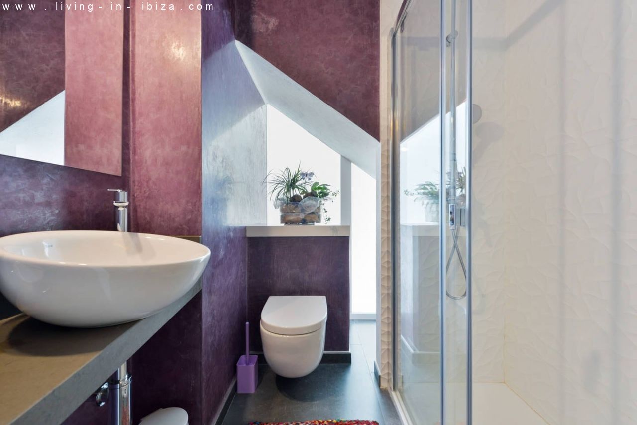 Pintoresco, renovado piso de tres plantas en la Marina de Ibiza, vistas al mar, alquiler anual / 12 meses, amplia terraza