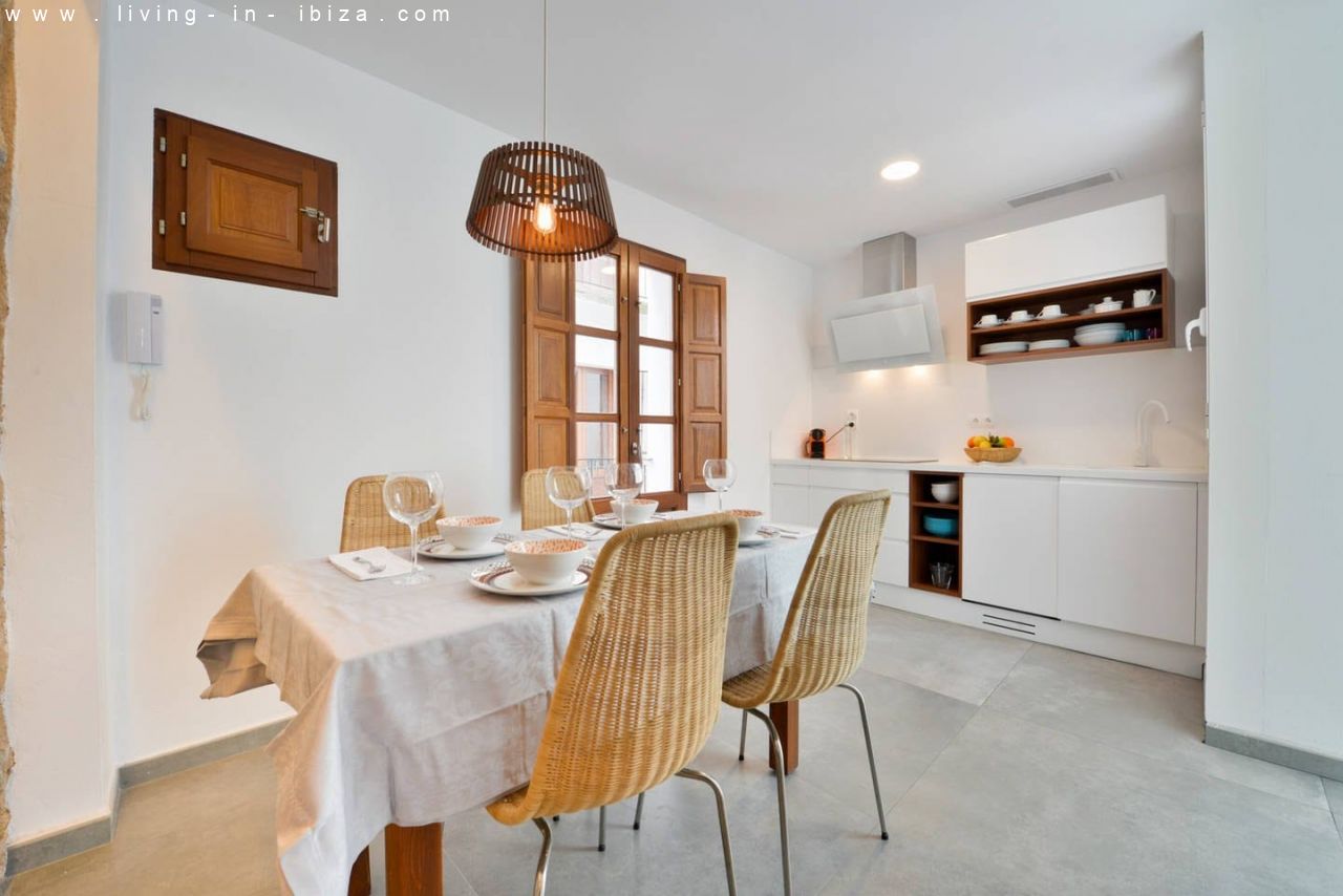 Pintoresco, renovado piso de tres plantas en la Marina de Ibiza, vistas al mar, alquiler anual / 12 meses, amplia terraza