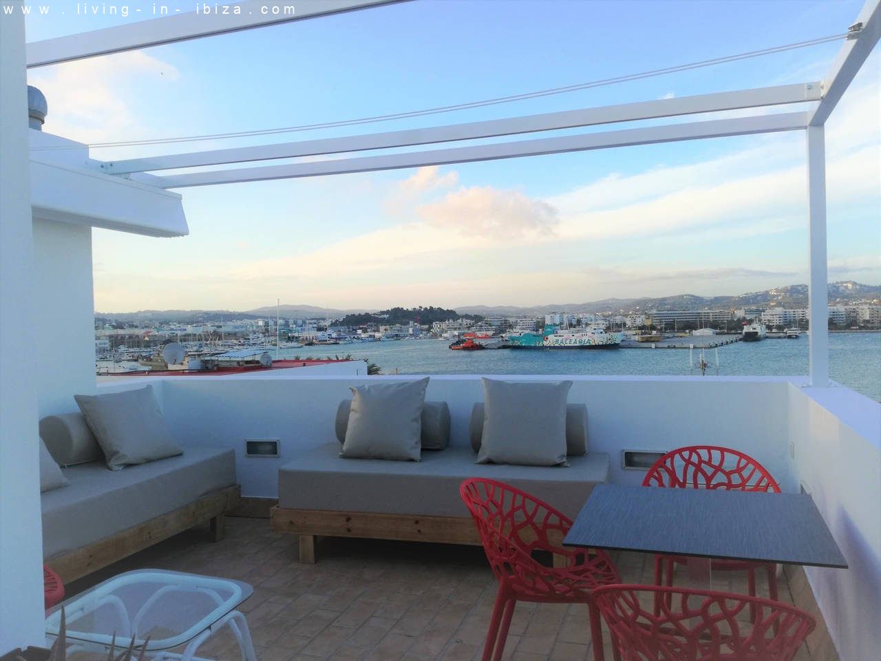 Pintoresco, renovado piso de tres plantas en la Marina de Ibiza, vistas al mar, alquiler anual / 12 meses, amplia terraza