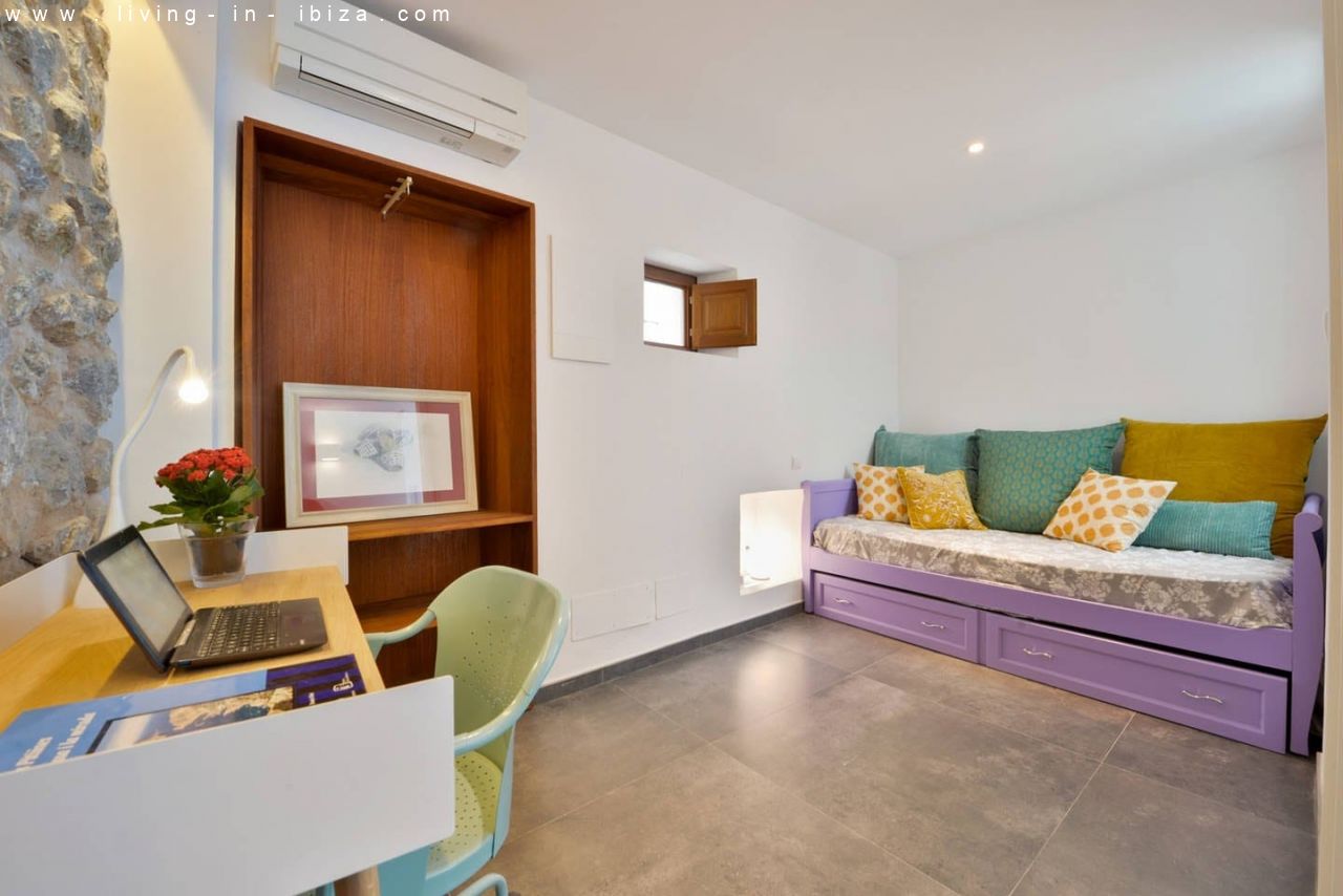 Pintoresco, renovado piso de tres plantas en la Marina de Ibiza, vistas al mar, alquiler anual / 12 meses, amplia terraza