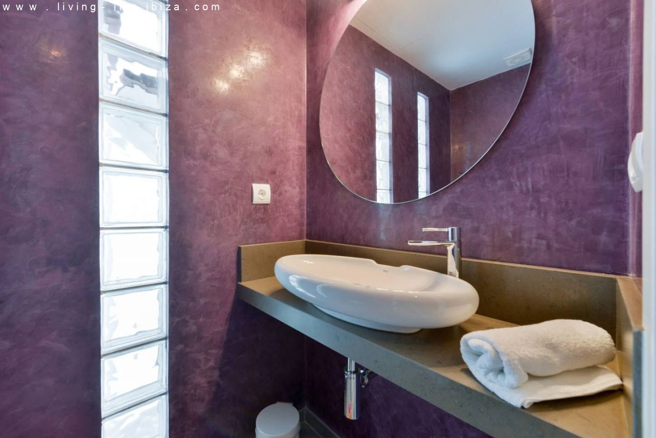 Pintoresco, renovado piso de tres plantas en la Marina de Ibiza, vistas al mar, alquiler anual / 12 meses, amplia terraza