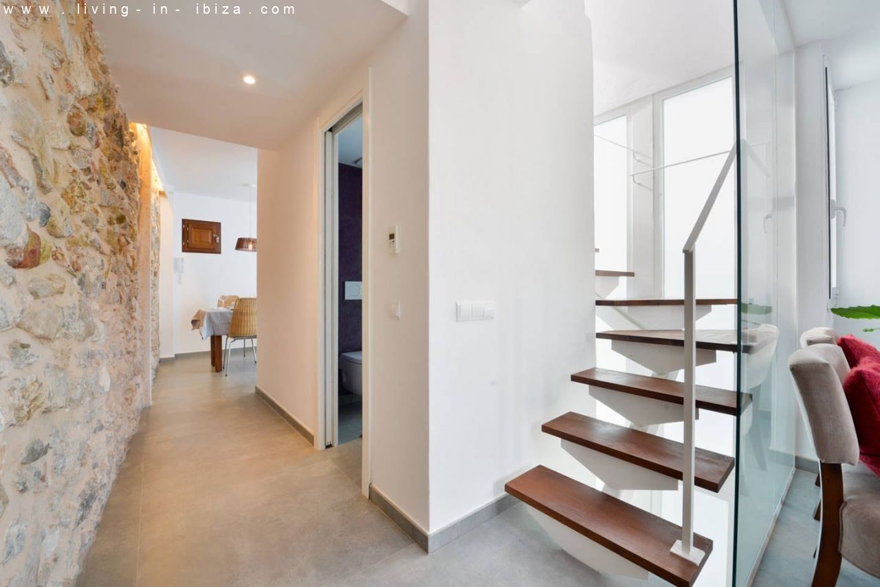 Pintoresco, renovado piso de tres plantas en la Marina de Ibiza, vistas al mar, alquiler anual / 12 meses, amplia terraza