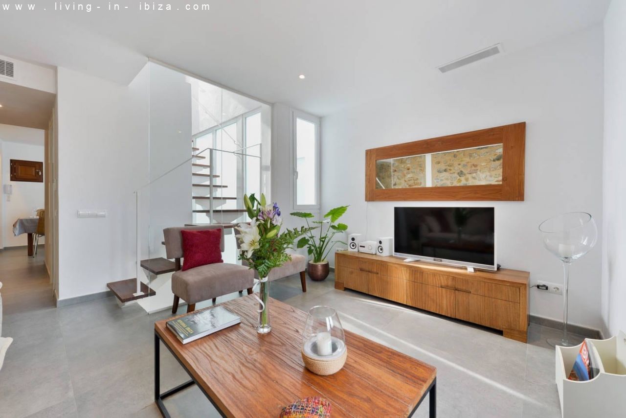 Pintoresco, renovado piso de tres plantas en la Marina de Ibiza, vistas al mar, alquiler anual / 12 meses, amplia terraza