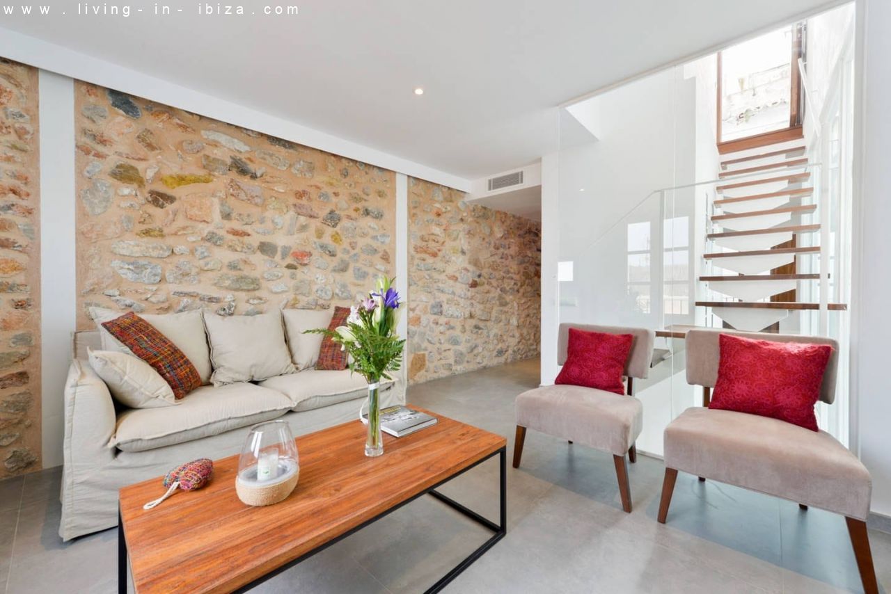 Pintoresco, renovado piso de tres plantas en la Marina de Ibiza, vistas al mar, alquiler anual / 12 meses, amplia terraza
