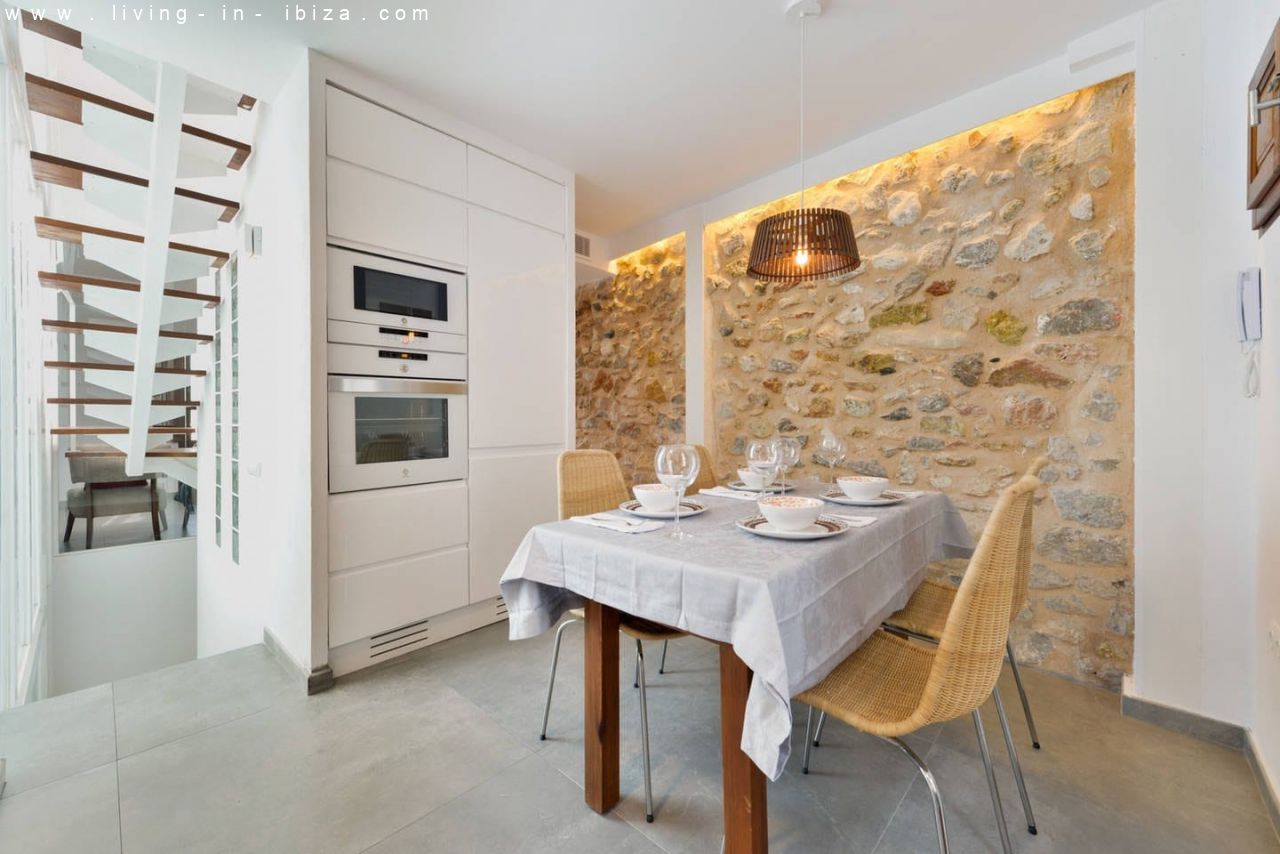 Pintoresco, renovado piso de tres plantas en la Marina de Ibiza, vistas al mar, alquiler anual / 12 meses, amplia terraza