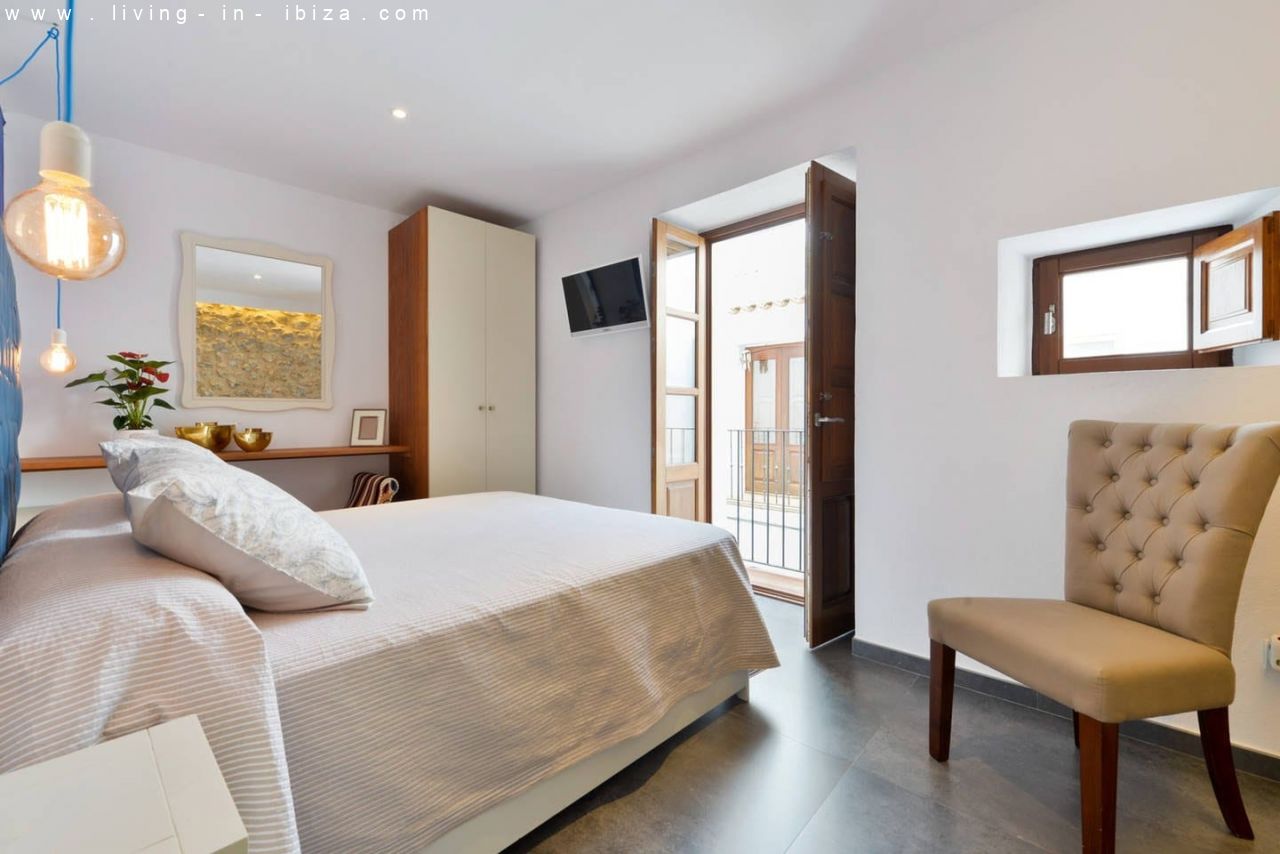 Pintoresco, renovado piso de tres plantas en la Marina de Ibiza, vistas al mar, alquiler anual / 12 meses, amplia terraza