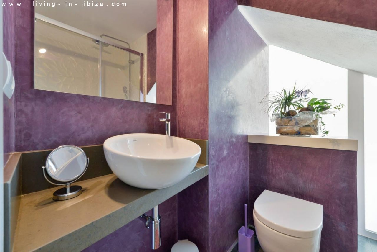 Pintoresco, renovado piso de tres plantas en la Marina de Ibiza, vistas al mar, alquiler anual / 12 meses, amplia terraza