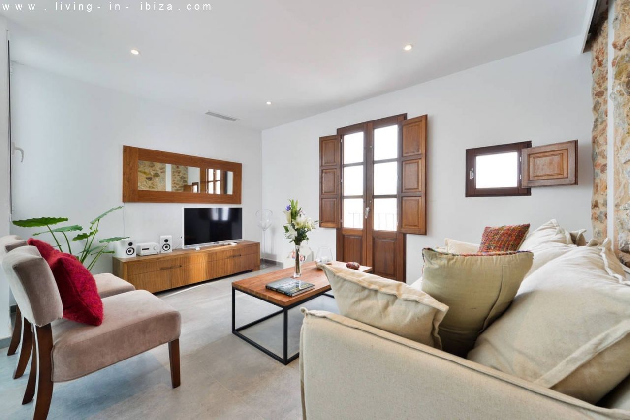 Pintoresco, renovado piso de tres plantas en la Marina de Ibiza, vistas al mar, alquiler anual / 12 meses, amplia terraza