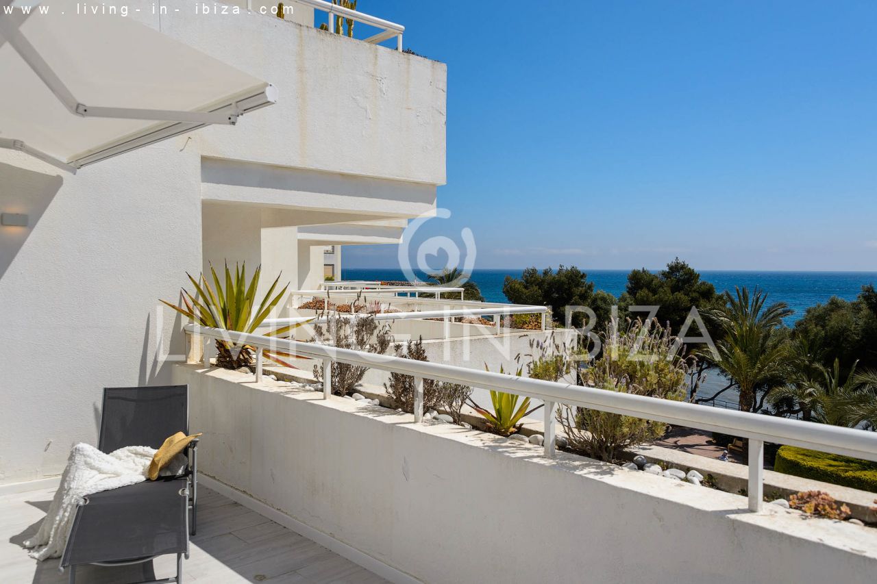 Alquiler Temporal. Atractivo apartamento de diseño con parking, en Santa Eulalia del Río, Ibiza, primera línea de mar sobre la playa. Del 1/10 al 30/4